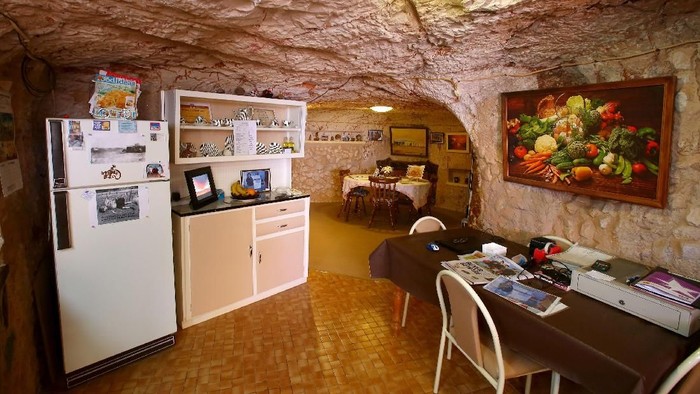 Coober Pedy di Australia Selatan tak cuma jadi lokasi penambangan batu opal. Area ini memiliki kota bawah tanah yang jadi destinasi wisata populer di Australia.