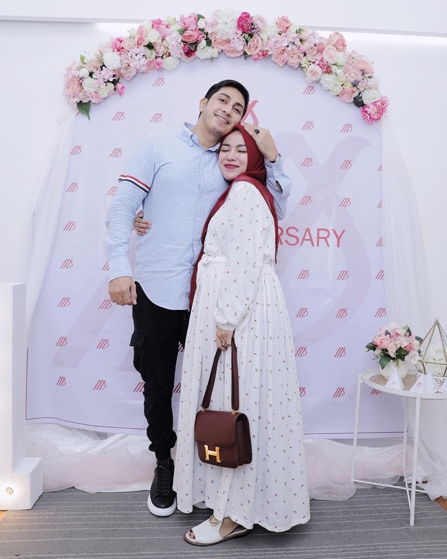 Pose mesra bersama sang suami saat kehamilan menjelang sembilan bulan. Medina terlihat menggunakan tas Hermes Constance Bag seharga Rp 250 juta.  Foto: Instagram