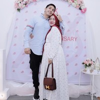 Pose mesra bersama sang suami saat kehamilan menjelang sembilan bulan. Medina terlihat menggunakan tas Hermes Constance Bag seharga Rp 250 juta.  Foto: Instagram