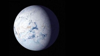 Bola salju. Exoplanet yang satu ini dijuluki bola salju karena memang penampilannya yang didominasi putih dari samudera es pada permukaannya. Planet ini menarik karena punya kesamaan dengan Bumi yang pernah melewati fase bola salju saat masih berwujud planet yang lebih muda. Karena fakta ini, para ilmuwan berspekulasi bahwa exoplanet bola salju mungkin mampu mempertahankan kehidupan karena keberadaan air yang berasal dari es pada permukaannya. Foto: NASA