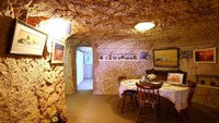 Museum Rumah Bawah Tanah Faye yang berada di kawasan Coober Pedy dapat dikunjungi para wisatawan untuk melihat seperti apa rumah-rumah penduduk yang tinggal di bawah tanah tersebut.