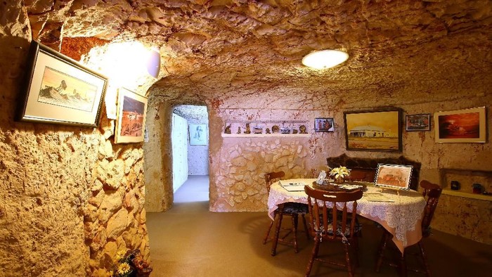 Coober Pedy di Australia Selatan tak cuma jadi lokasi penambangan batu opal. Area ini memiliki kota bawah tanah yang jadi destinasi wisata populer di Australia.