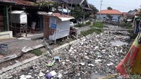 Sampah ini mulai memenuhi saluran irigasi sejak sepekan kemarin. Sampah ini masuk melalui saluran irigasi dan makin hari volumenya makin bertambah.