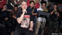 Ahmad Dhani meluapkan kerinduannya untuk bermusik usai bebas dari penjara pada Senin (30/12). Ia langsung latihan bersama rekan-rekannya di Ahmad Dhani Band. Foto: Palevi S/detikFoto