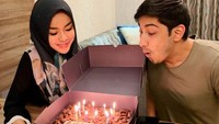 Dapat surprise kue ultah dari mantan pacar, tulis Lukman dalam unggahan fotonya. Di sini Lukman terlihat sudah bersiap meniup lilin kue ulang tahunnya. Foto: instagram @lukmanazhari18