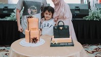 Saat ulang tahun Medina, Lukman menyediakan dua cake berbentuk unik. Satu cake besar berbentuk kado, sementara satu cake lagi berbentuk tas mewah. Foto: instagram @lukmanazhari18
