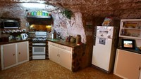 Penampakan area dapur di Museum Rumah Bawah Tanah Faye yang berada di Coober Pedy.