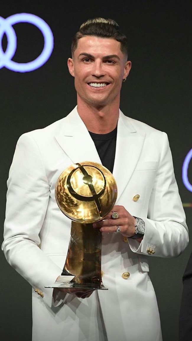 Menghadiri Dubai International Sports Conference, UEA akhir pekan lalu, Cristiano Ronaldo mengenakan GMT-Master Ice Rolex yang merupakan salah satu jam tangan termahal yang pernah dibuat. Aksesori ini terbuat dari 18 karat emas putih dan dihiasi ratusan berlian 30 karat. Harganya pun dilaporkan mencapai 380 ribu pound sterling atau sekitar Rp 6,9 miliar. (Foto: Instagram)