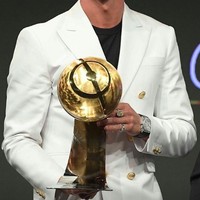 Menghadiri Dubai International Sports Conference, UEA akhir pekan lalu, Cristiano Ronaldo mengenakan GMT-Master Ice Rolex yang merupakan salah satu jam tangan termahal yang pernah dibuat. Aksesori ini terbuat dari 18 karat emas putih dan dihiasi ratusan berlian 30 karat. Harganya pun dilaporkan mencapai 380 ribu pound sterling atau sekitar Rp 6,9 miliar. (Foto: Instagram)