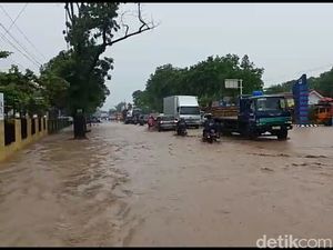 Video Pemotor Berjatuhan di Jalan Pantura yang Berlumpur Usai Banjir