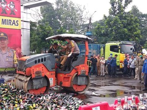 Musnahkan Barbuk, Wawali Bandung Kemudikan Setum Gilas Ribuan Miras
