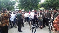 Di tengah perjalanan Jokowi beberapa kali menyalami warga, berfoto bersama, hingga menggendong bayi. Perjalan Jokowi dan para menteri memakan waktu sekitar 20 menit.
