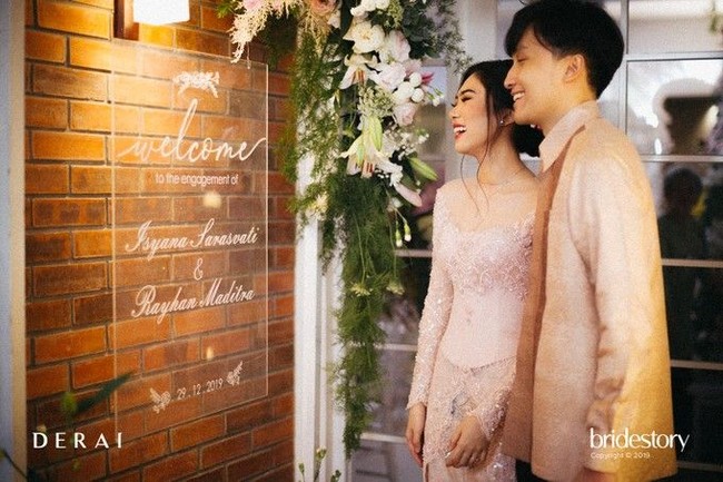 Di bagian depan lokasi lamaran terdapat papan unik berikut. Foto: Bridestory