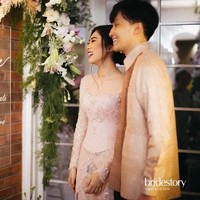 Di bagian depan lokasi lamaran terdapat papan unik berikut. Foto: Bridestory