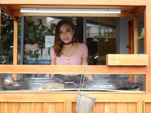Penjual Makanan Cantik dan Seksi Ini Hebohkan Foodies Sepanjang 2019