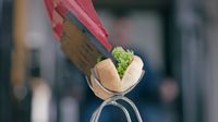 Racik Hot Dog Pakai Ekskavator, Netizen: Ada yang Sulit Kenapa Harus Mudah?