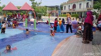 Kolam renang waterparknya sungguh seru buat main air. Dijamin puas! (Eko Sudjarwo/detikcom)