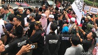 Ratusan orang pendukung Ahmad Dhani menyambut kebebasannya di LP Cipinang, Jakarta Timur.  Hanif/detikHOT
