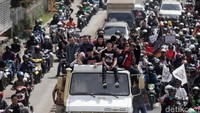 Menaiki mobil Unimog, Dhani bersama keluarga menuju ke kediamannya diantar sejumlah pendukung usai bebas dari Rutan Cipinang, Jakarta.