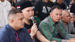 Kecupan Bunda Sambut Kepulangan Ahmad Dhani
