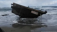 Baru-baru ini suatu kapal terhempas ke pesisir pantai di Pulau Sado, sebelah barat laut dari daratan utama Jepang. Kapal itu hanya tersisa setengah bagiannya dan berisi sisa-sisa jasad manusia, seperti tengkorak! (DW (News))