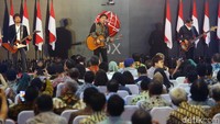 Grup Band Padi Reborn membawakan sejumlah lagu miliknya dalam acara yang diselenggarakan di Bursa Efek Indonesia seperti Mahadewi, Sobat, Begitu Indah.