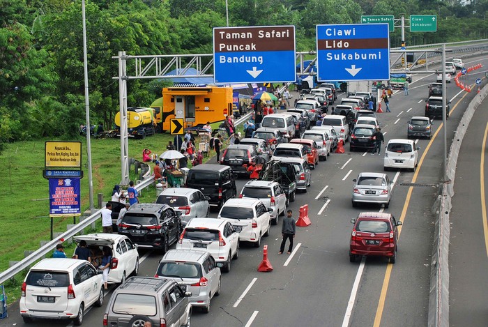 Sejumlah kendaraan mengantre menuju jalur Puncak, Ciawi, Kabupaten Bogor, Jawa Barat, Minggu (29/12/2019). Satlantas Polres Bogor akan menutup jalur Puncak, Kabupaten Bogor untuk kendaraan bermotor pada malam pergantian Tahun Baru 2020 mulai Selasa (31/12/2019) pukul 18.00 hingga Rabu (1/01/2020) pukul 06.00 WIB karena akan diberlakukan bebas kendaraan bermotor di malam hari atau 