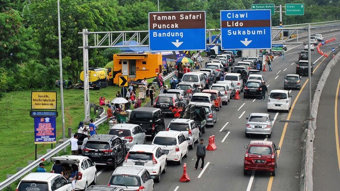 Sejumlah kendaraan mengantre menuju jalur Puncak, Ciawi, Kabupaten Bogor, Jawa Barat, Minggu (29/12/2019). Satlantas Polres Bogor akan menutup jalur Puncak, Kabupaten Bogor untuk kendaraan bermotor pada malam pergantian Tahun Baru 2020 mulai Selasa (31/12/2019) pukul 18.00 hingga Rabu (1/01/2020) pukul 06.00 WIB karena akan diberlakukan bebas kendaraan bermotor di malam hari atau 