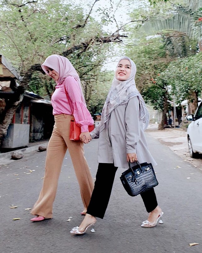 Jalan bersama Olla Ramlan, Medina Zein menenteng tas Hermes yang harganya mencapai Rp 1 miliar. Saat berseteru dengan Irwansyah terkait penggelapan uang, Medina dituduh oleh Zaskia Sungkar pernah menjual tas mewah palsu.  Foto: Instagram