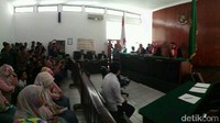 Humas PN Majalengka Kopsah menerangkan dalam persidangan agenda pembacaan tuntutan pada Kamis (26/12/2019), JPU menuntut Irfan hukuman dua bukan penjara karena melanggar Pasal 360 ayat 2 tentang kelalaian yang menyebabkan orang lain terluka. Selain Irfan, dua terdakwa lainnya yang terlibat kasus tersebut, Udin dan Soleh, juga dituntut dua bulan. Namun, dakwaan terhadap Udin dan Soleh berbeda dengan anak bupati Majalengka itu.