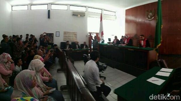 Majelis Hakim Pengadilan Negeri (PN) Majalengka memvonis Irfan Nur Alam, anak Bupati Majalengka Karna Sobahi, dengan hukum kurungan penjara 1 bulan 15 hari.