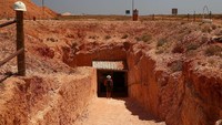 Coober Pedy merupakan area di selatan Australia yang terkenal sebagai lokasi penambangan batu opal. Namun, kawasan ini kini juga menjadi salah satu destinasi wisata andalan di selatan Australia karena memiliki kota bawah tanah.