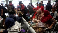 Bangku-bangku yang berada di ruang tunggu stasiun pun nampak penuh diisi oleh para penumpang kereta tersebut.
