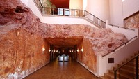 Siapa sangka di bawah gurun pasir yang berada di kawasan ini terdapat hotel, museum, hingga gereja. Salah satu hotel yang berada di bawah tanah Cobber Pedy adalah The Desert Cave Hotel.