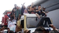 Ahmad Dhani menaiki mobil itu didampingi keluarganya. Istri Dhani, Mulan Jameela dan anak-anaknya yakni Al Ghazali (Al), Abdul Qodir Jaelani (Dul) dan Ahmad El Jallaludin Rumi (El).