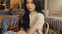 Kecantikan Isyana Sarasvati selalu terpancar setiap waktu. Bahkan saat kulineran seru. Mulai dari makan besar sampai ngopi cantik seperti pada momennya yang ini. Foto: Instagram @isyanasarasvati