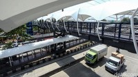 JPO ini sengaja di design lebih tinggi dari ukuran sebelumnya, agar tak lagi ditabrak oleh kendaraan seperti sebelumnya.