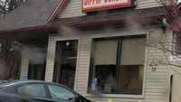 Dunkin Donuts adalah merek donat ternama yang sudah terkenal di dunia. Tapi kalau Anda ke Massachusetts, ada Dippin Donuts yang logo dan fontnya serupa Dunkin Donuts. Foto: Istimewa