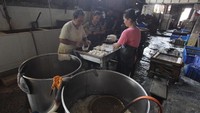 Hal itu dilakukan karena tingginya pesanan dan daya beli masyarakat menjelang tahun baru.