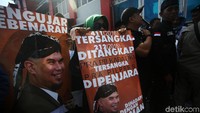 Para pendukung Ahmad Dhani telah berdatangan ke Rutan Cipinang, Jakarta Timur.