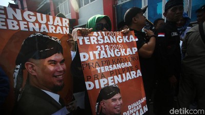 Penampakan Pendukung Sambut Ahmad Dhani Bebas di Rutan Cipinang
