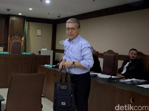 Hakim Cecar Sekjen KKP soal Longgarnya Pengawasan Izin Impor Ikan