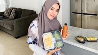 Untuk menunjang penampilannya, Medina sering mengunggah menu makanan sehatnya, dari salad hingga jus buah. Foto: Instagram @medinazein