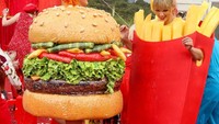  Masih dengan kostum kentang goreng dan burger raksasa. Swift dan Perry asyik berjoget. Dua penyanyi ini tampak sangat menikmati pesta. Foto: instagram @taylorswift