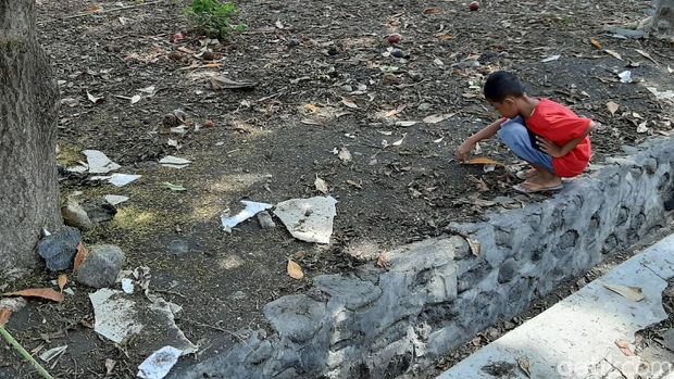 Anak-anak bermain dengan ulat bulu