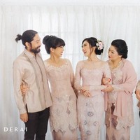 Isyana Sarasvati dan keluarga tampil kompak pakai memakai busana bernuansa sama. Acara lamaran Isyana pun tampil hangat. Foto: Bridestory