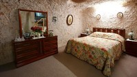 Penampakan bagian kamar tidur di museum Rumah Bawah Tanah Faye yang berada di kawasan Coober Pedy, Australia Selatan.