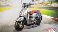 Mengutip informasi dari laman Great Biker, Suzuki Saluto 125 didesain oleh tim dari Italia. Saluto 125 tampil dengan desain serba membulat khas skuter-skuter Eropa yang punya tampilan elegan.Foto: Moto7.net