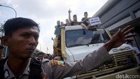Ahmad Dhani akhirnya bebas dari Rutan Cipinang, Jakarta, hari ini, Senin (30/12/2019).  Selepas bebas dari bui, pria yang dikenal sebagai musisi itu menaiki mobil raksasa alias truk Unimog 1300 L.