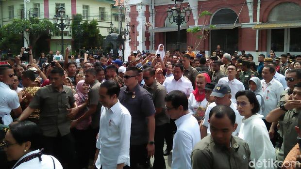 Ditemani Para Menteri, Jokowi Jalan-jalan di Kota Lama Semarang